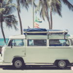 auto zaparkowane nieopodal plaży