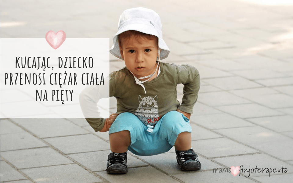 kucające dziecko przenoszące ciężar ciała na pięty