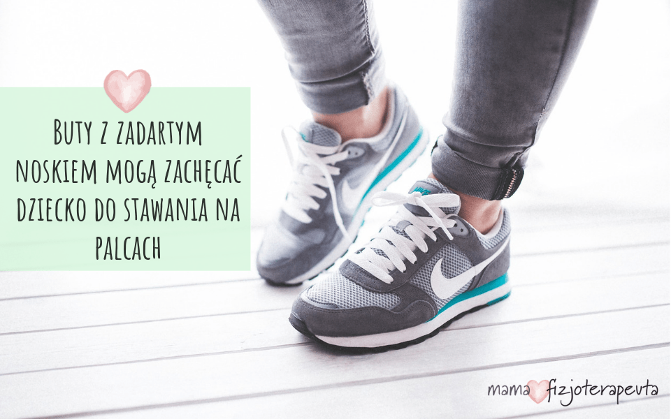 buty z zadartym noskiem zachęcają dziecko do stania na palcach