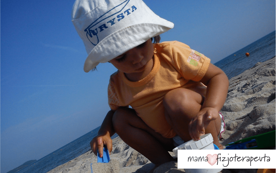 dziecko bawiące się na plaży