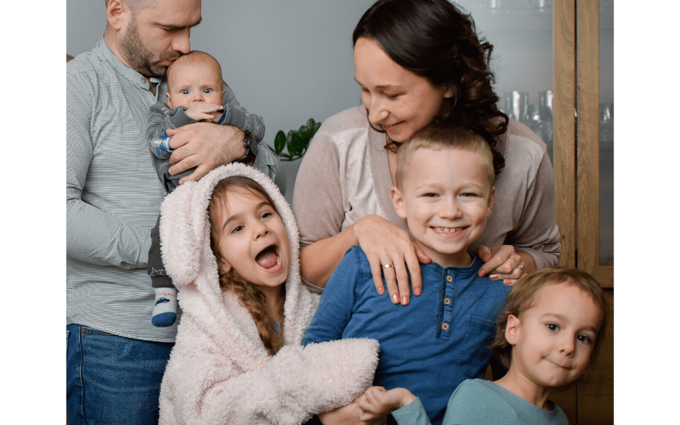 szczęśliwa wielodzietna rodzina