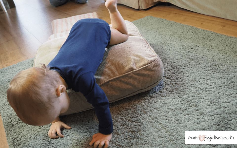 dziecko bawiące na na poduszce 