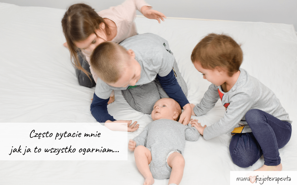 dzieci bawiące się z niemowlakiem