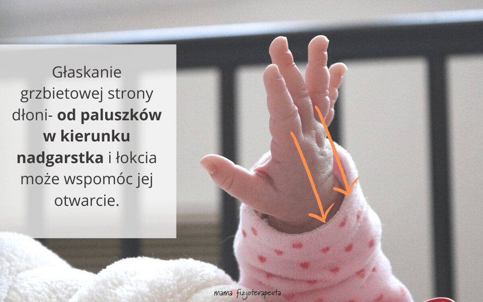 niemowlę zaciska piąstki - głaskanie grzbietowej strony dłoni może wspomóc jej otwarcie