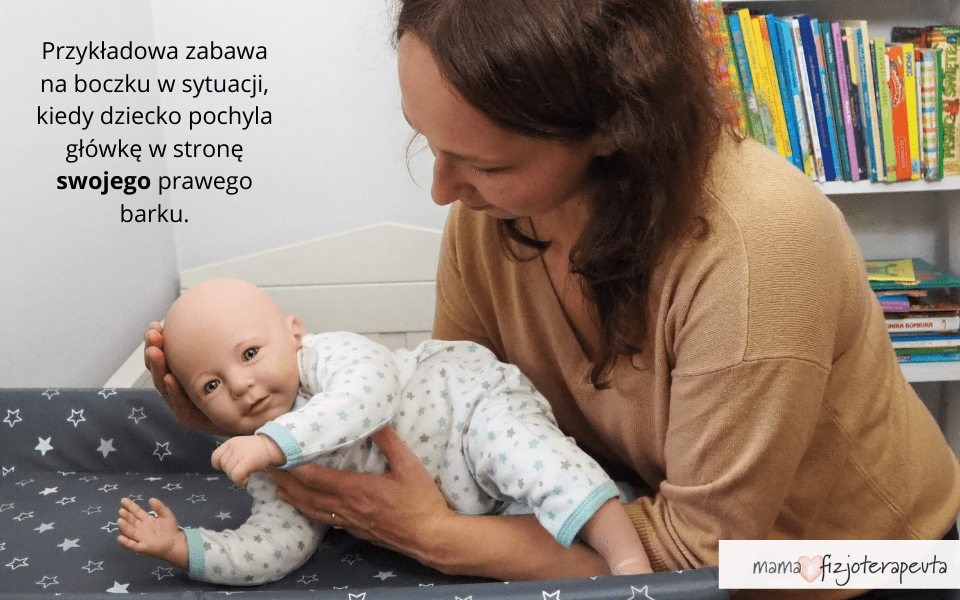 przykładowa zabawa na boczku w sytuacji kiedy dziecko pochyla główkę w stronę swojego prawego barku