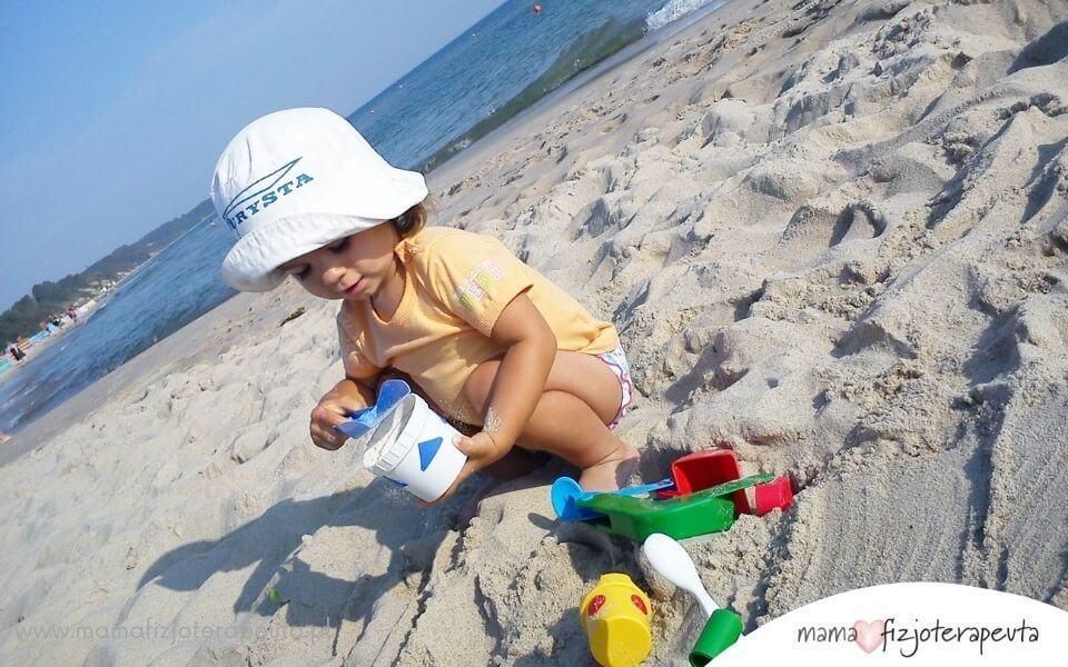 dziecko bawiące się na plaży