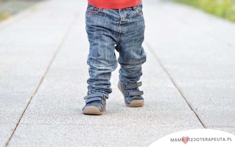 dziecko zaczynające chodzić w bucikach