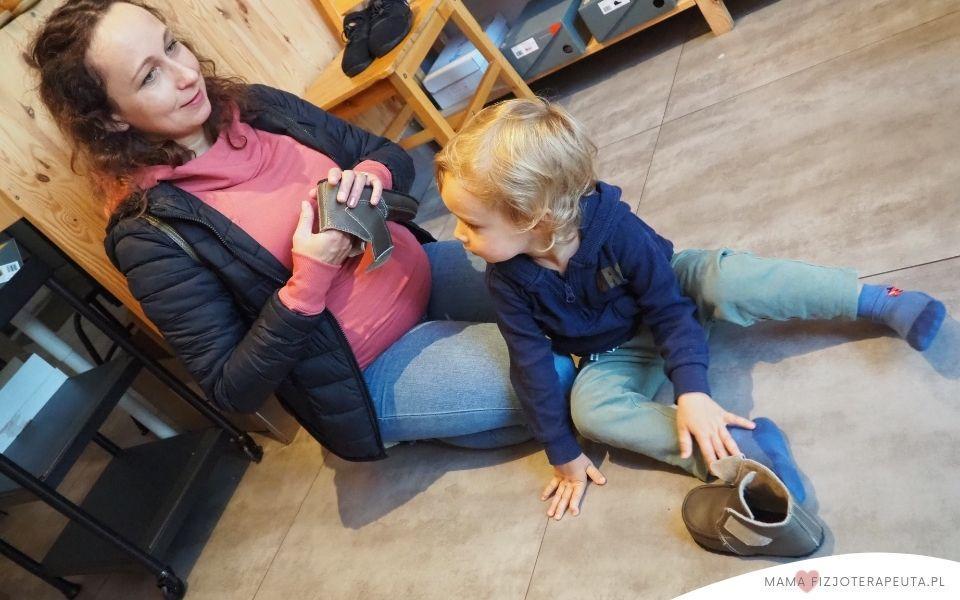 wizyta z dzieckiem w sklepie obuwniczym