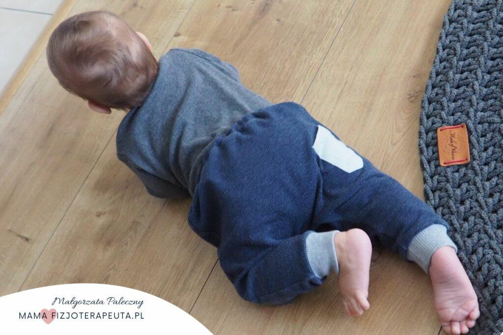 pełzający niemowlak
