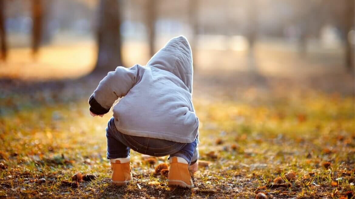 dziecko na spacerze w jesiennych butach