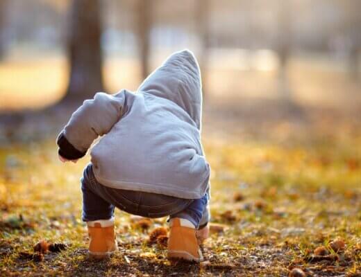 dziecko na spacerze w jesiennych butach