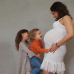 mama w zaawansowanej ciąży z dwojgiem rodzeństwa