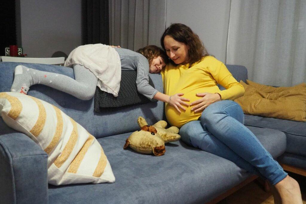 mama w ciąży z rodzeństwem