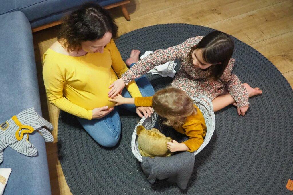 mama w ciąży z dwojgiem rodzeństwa