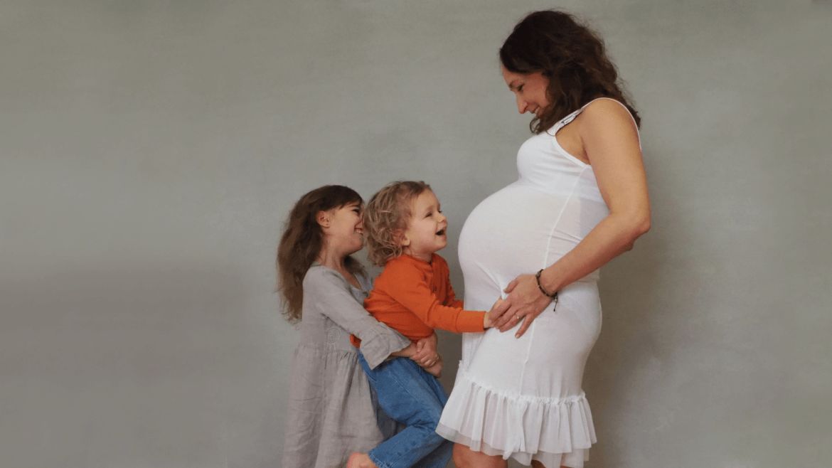 mama w zaawansowanej ciąży z dwojgiem rodzeństwa