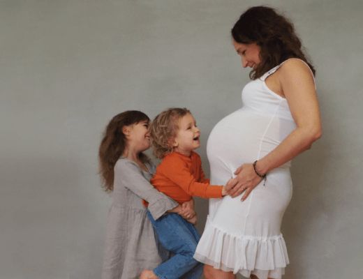 mama w zaawansowanej ciąży z dwojgiem rodzeństwa