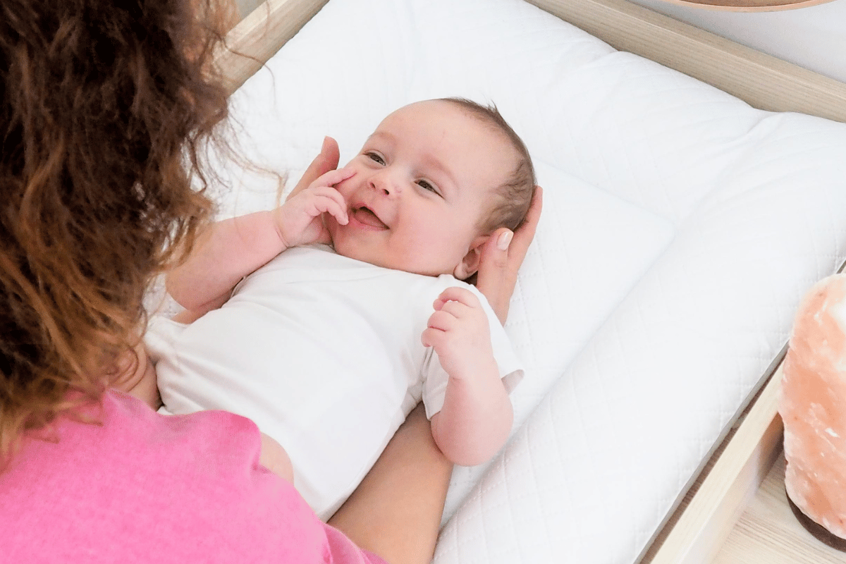 Mama nawiązuje kontakt wzrokowy z niemowlęciem