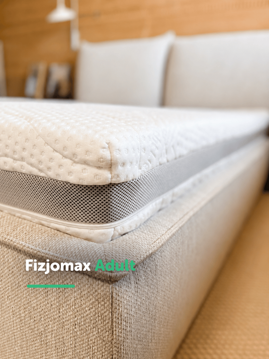 Materac FizjoMAX Adult w jasnej sypialni z łóżkiem dwuosobowym