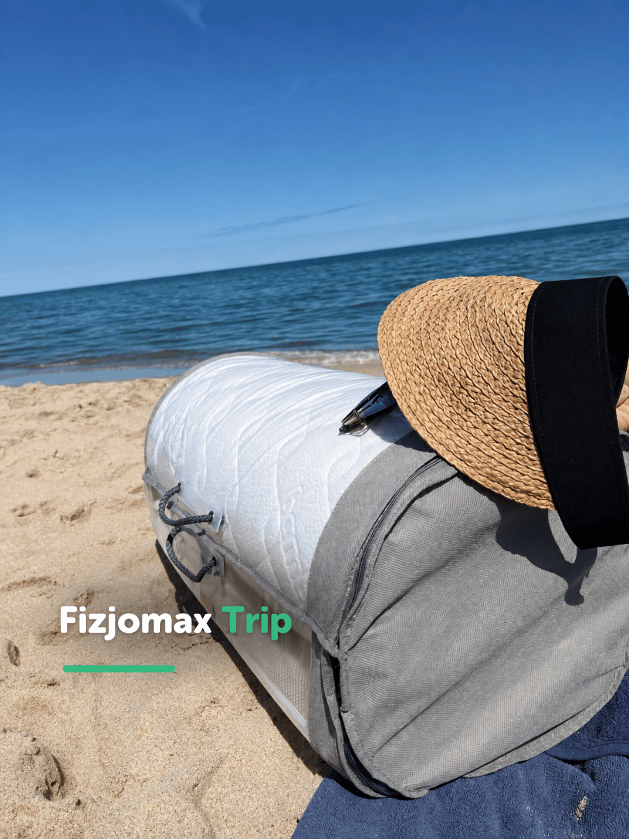 Spakowany materac Fizjomax Trip na plaży podczas rodzinnego wyjazdu