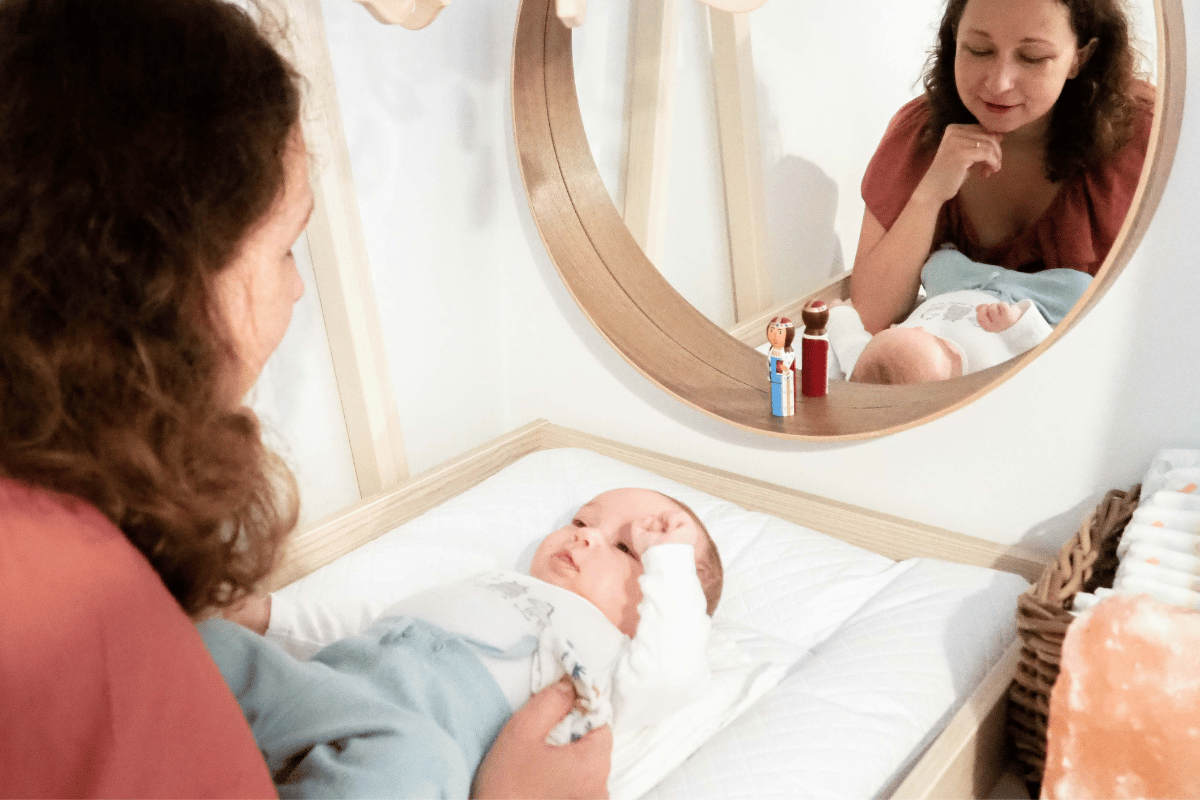 Mama rozmawia i bawi się z niemowlęciem